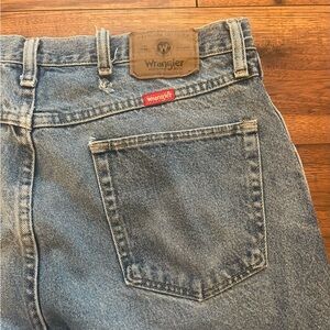 Wrangler Men's Relaxed Fit Jeans in Classic Blue